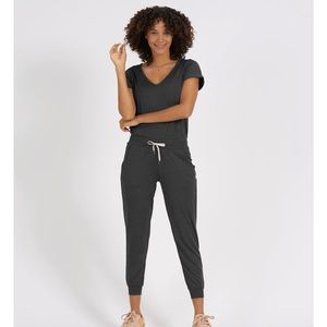 Vuori all day jumpsuit charcoal heather xs